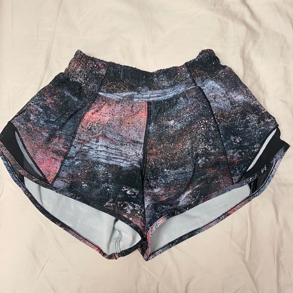 Lululemon Hotty Hot Low Rise Short 2.5" - Picture 1 of 2